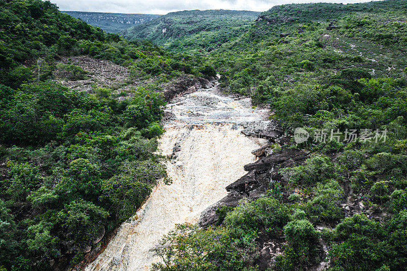 河和瀑布Ribeirão do Meio附近Lençois在Chapada Diamantina在巴西巴伊亚